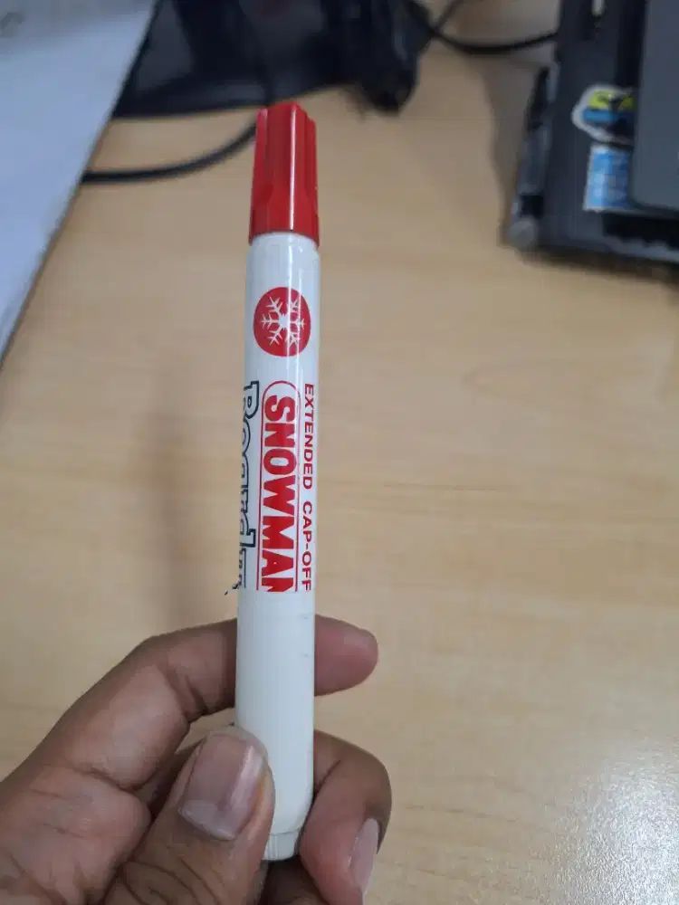 Gratis spidol merah untuk papan putih