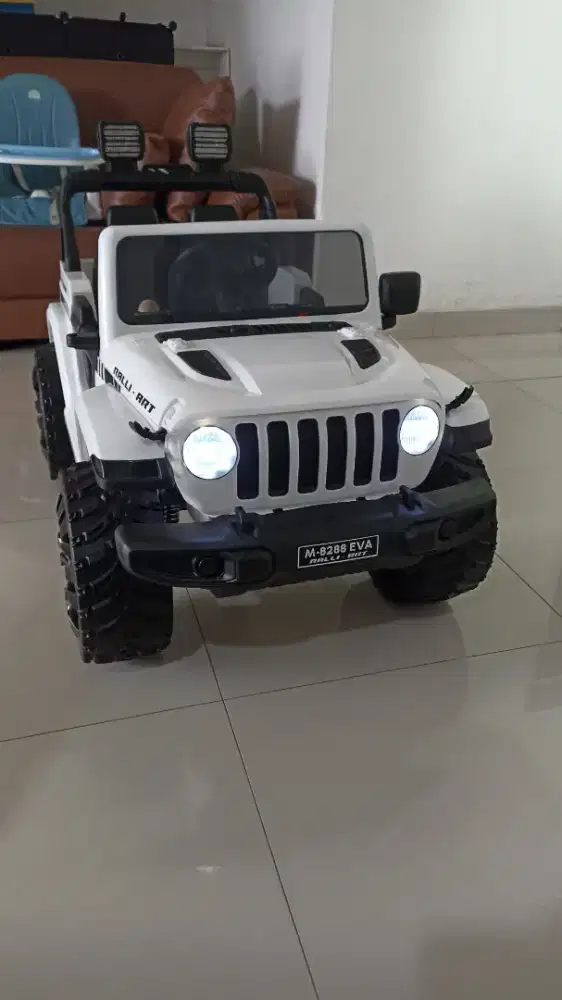 Mobil Jeep aki ban karet