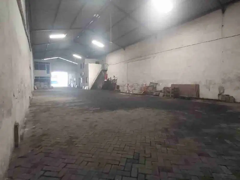 Dijual Gudang Margomulyo Permai Luas Kecil 608 m2 Lantai Paving Kontainer