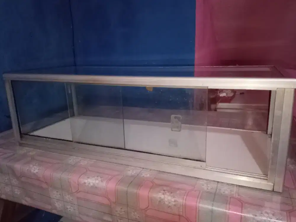 Etalase kaca list alumunium