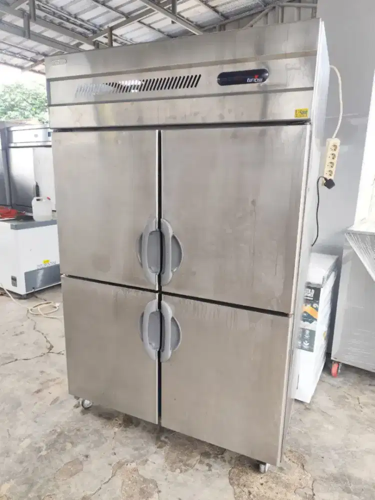 Upright chiller 4 pintu 

Merek : eurochil
P 120 cm
L 70 cm 
T 192 cm
