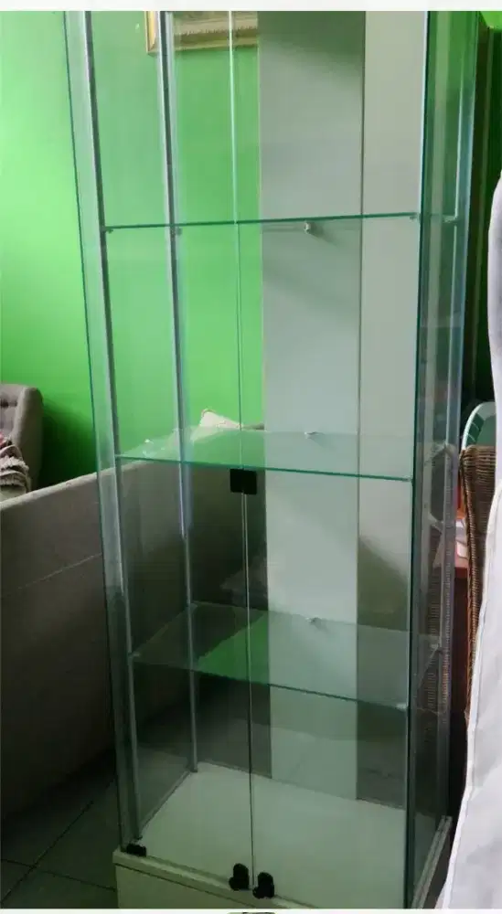 Lemari pajangan full kaca, dibawah ada lacinya.