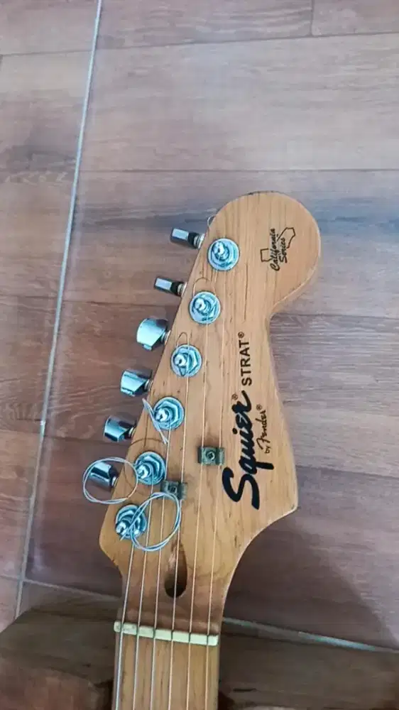 GITAR SQUIER STRATOCASTER TH 2014.. MULUS JARANG DI PAKAI . BONUS tass