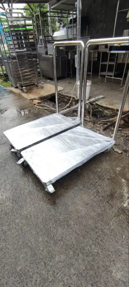 Troli barang 
Ukuran 50x90x90
Unit baru
Kapasitas 300-400kg
Ready 2
