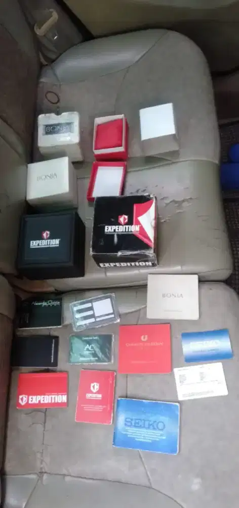 Di jual semua macam buku ,kartu AC,Bonia,Seiko,exp,  cronograpik