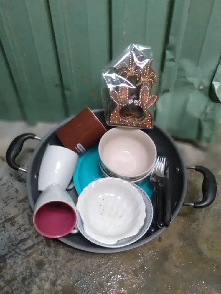 Di jual semua barang peralatan dapur,mkn,dan minum gelas,piring,sendok