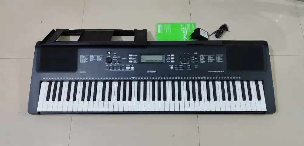 Yamaha PSR EW300 bekas normal (76 keys)