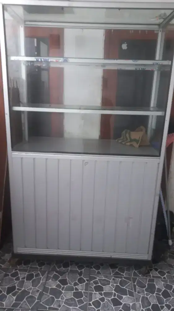 Etalase bekas dagang nasi