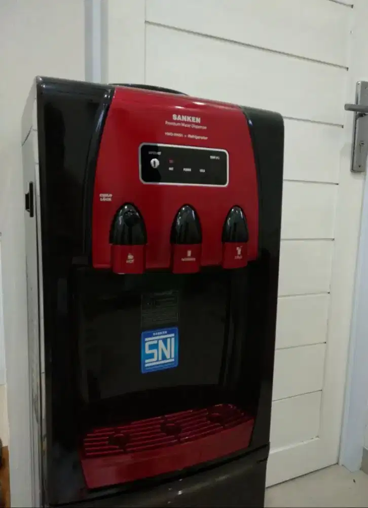 Dispenser + kulkas mini Sanken