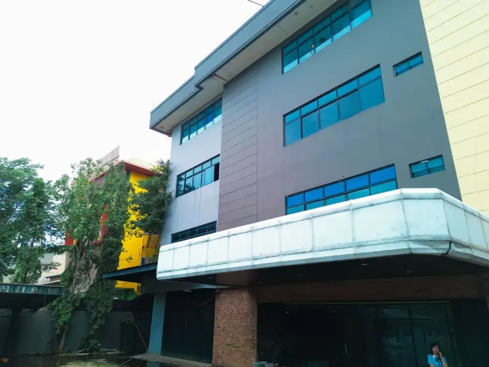Gedung 4 Lantai di Pegangsaan Dua, Kelapa Gading - Sebrang Sekolah Yakobus