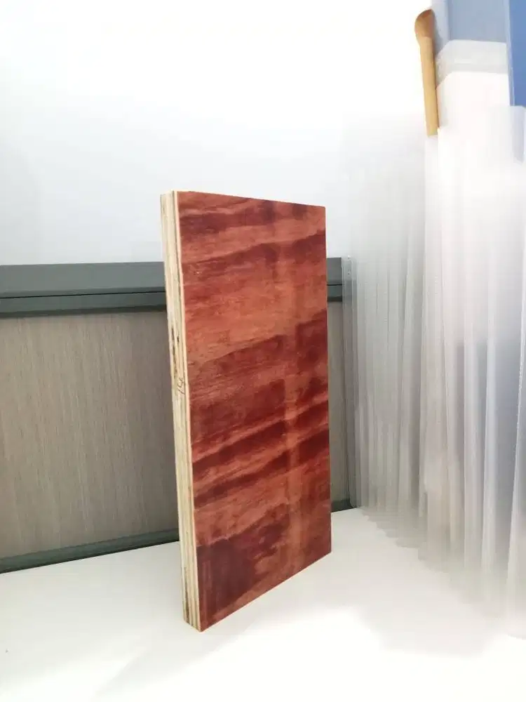 PAPAN KAYU BEKESITING BANGUNAN MERAH Pinus-Eucalyptus