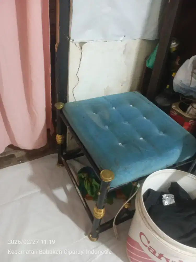 Meja kaca dan kursinya