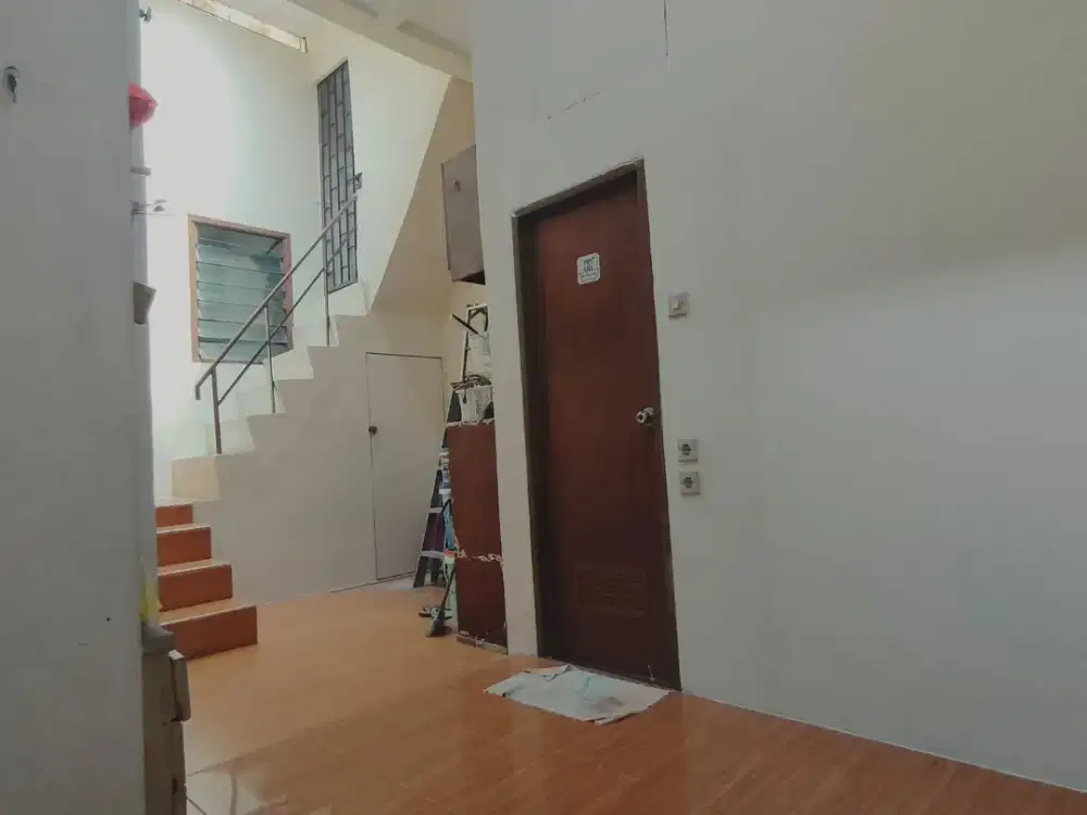 Rare Listing! Rumah Luas Taman Kota Jakarta Barat – Cocok Untuk Keluarga Besar