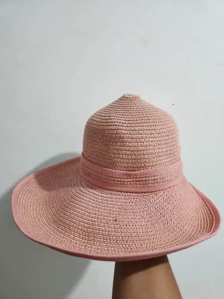 Topi pantai warna pink