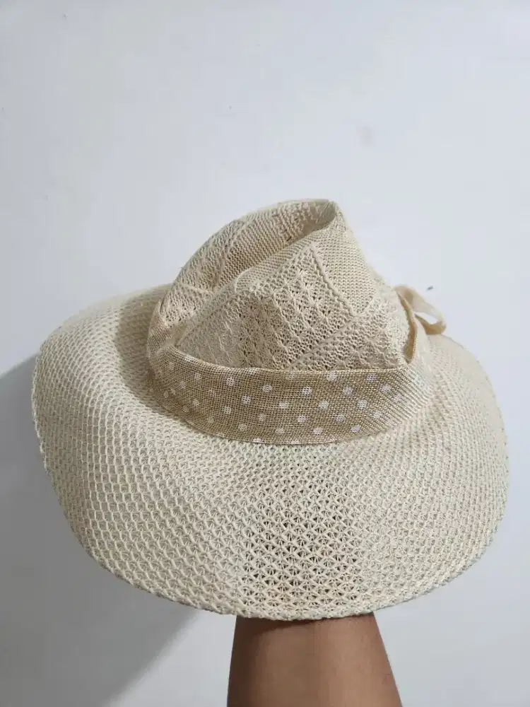 Topi pantai cantik