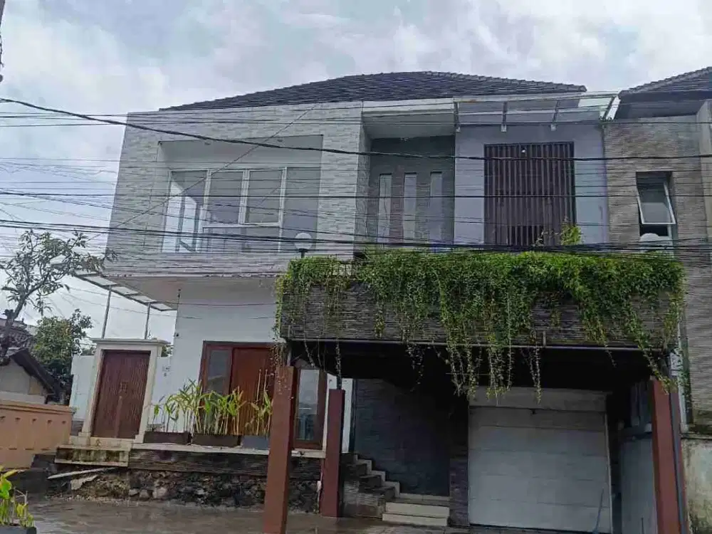 Rumah Semifurnished 2lt Lokasi Premium Jl Sunset Road Kuta area Strategis untuk Hunian