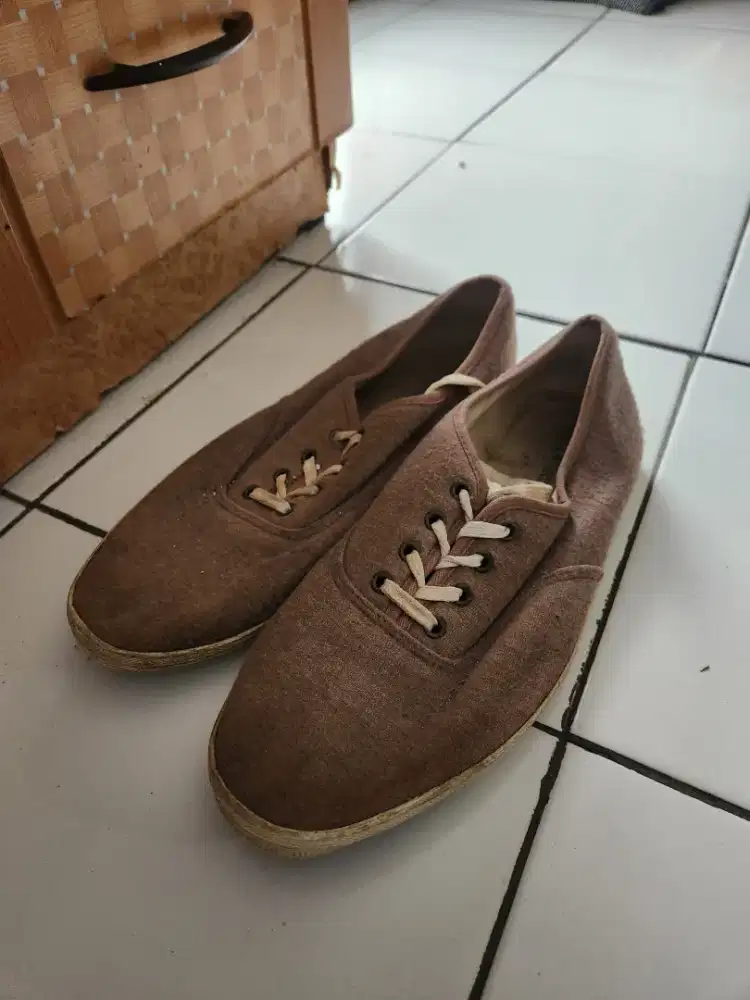 Sepatu canvas ukuran 41