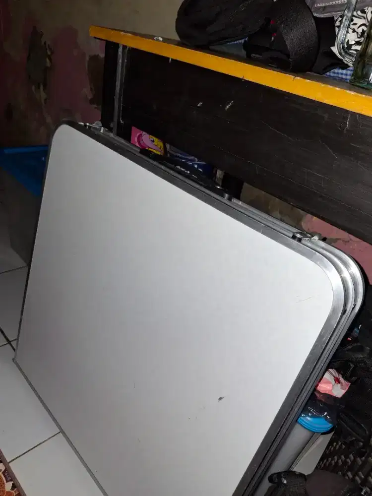 Meja lipat portabel