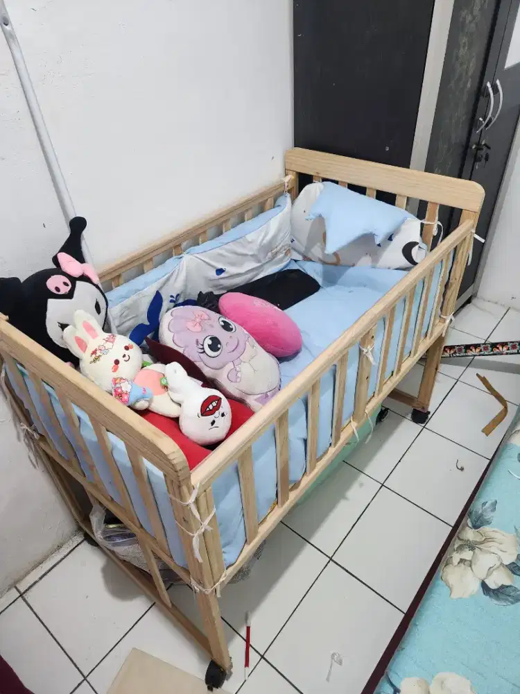 Tempat tidur bayi bahan kayu ringan