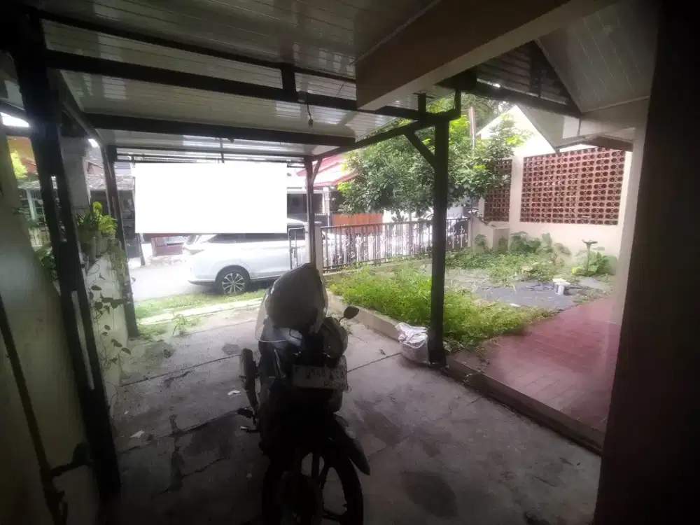 Rumah Luas 3 Kamar 15 menit ke Pintu Tol Cibadak 2 Hadap Timur J-44005