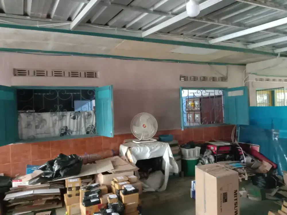 Rumah dipinggir jln raya Sekarwangi ,sangat strategis ditengah kota