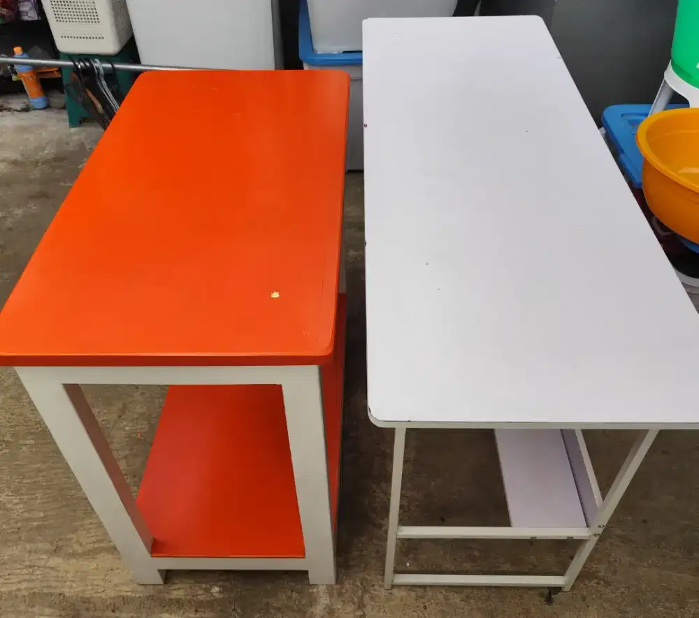 Meja  untuk usaha atau pribadi