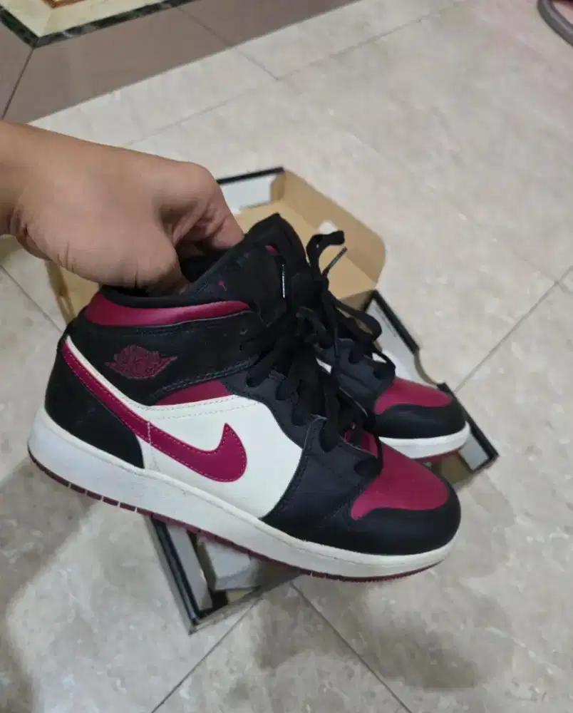 Sepatu Aj 1 mid bred toe 38.5 JARANG PAKE BELI 2.5JT