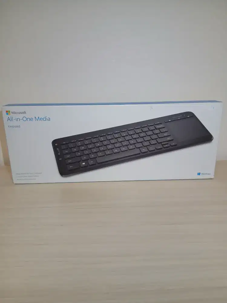 Keyboard wireless multifungsi dengan touchpad terintegrasi,