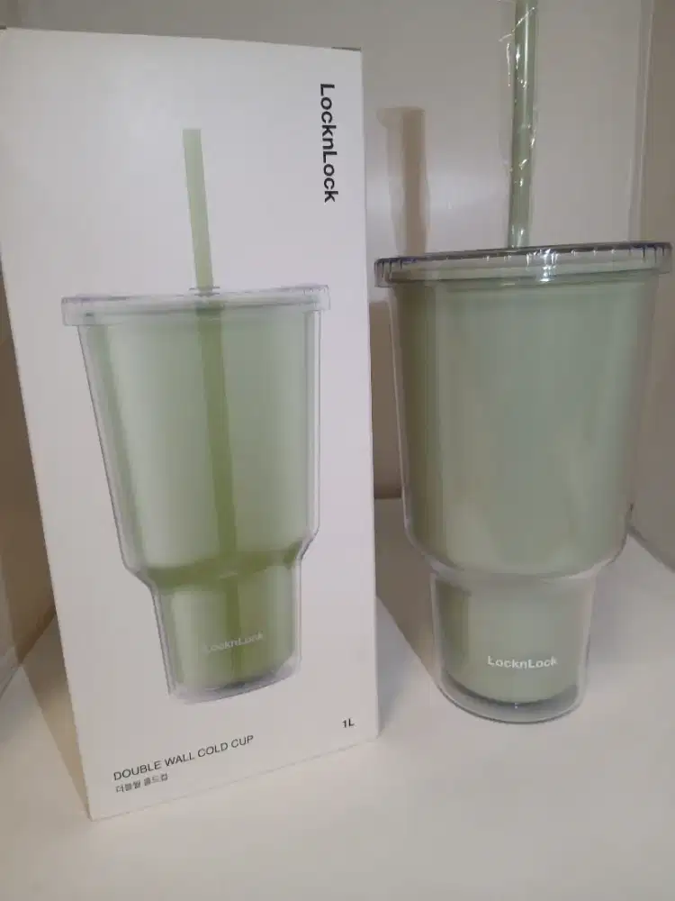 Tumbler Dingin Kapasitas Besar dengan Sedotan