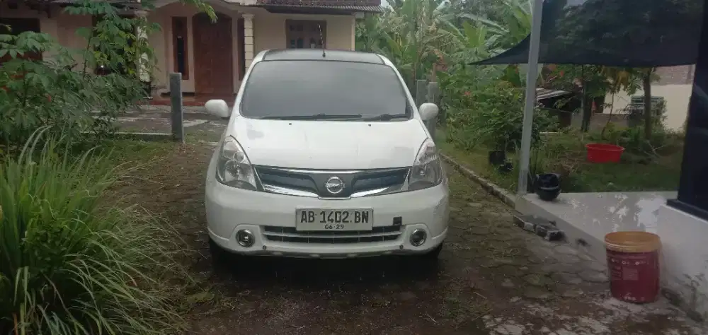 Mobil livina putih AB Bantul