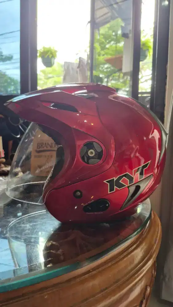 Dijual helm KYT ukuran L merah