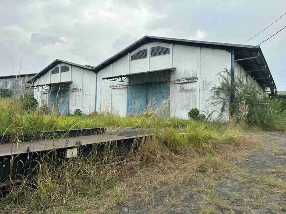 JUAL GUDANG BESAR RAYA KRIAN SIDOARJO LUAS 8600 LUAS BANGUNAN 6000 BAGUS LANTAI COR AKSES KONTAINER