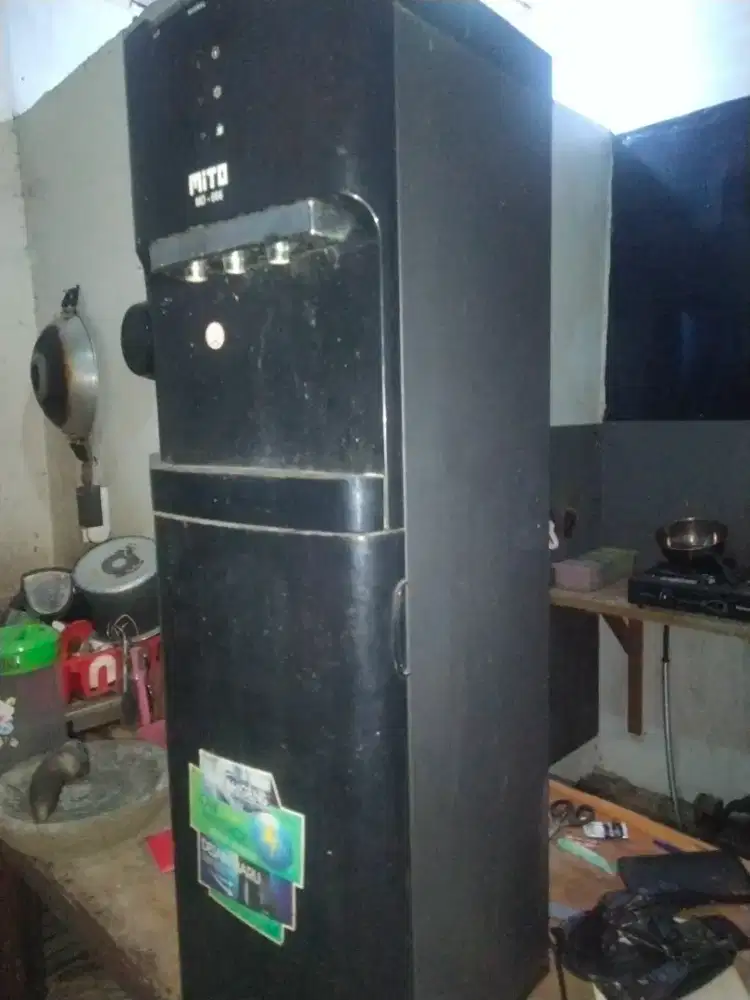 Dispenser galon di dalam