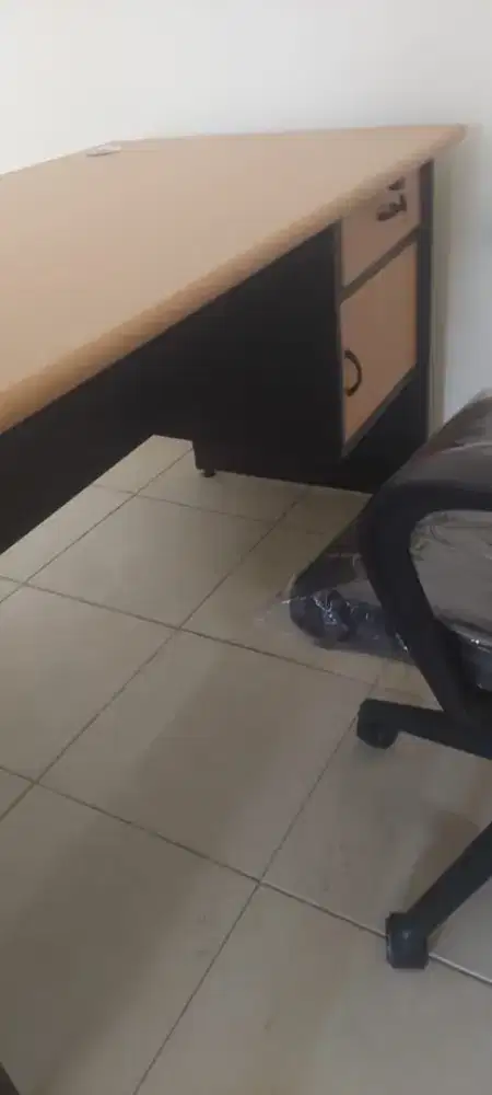 MEJA KANTOR DAN KURSI BERODA