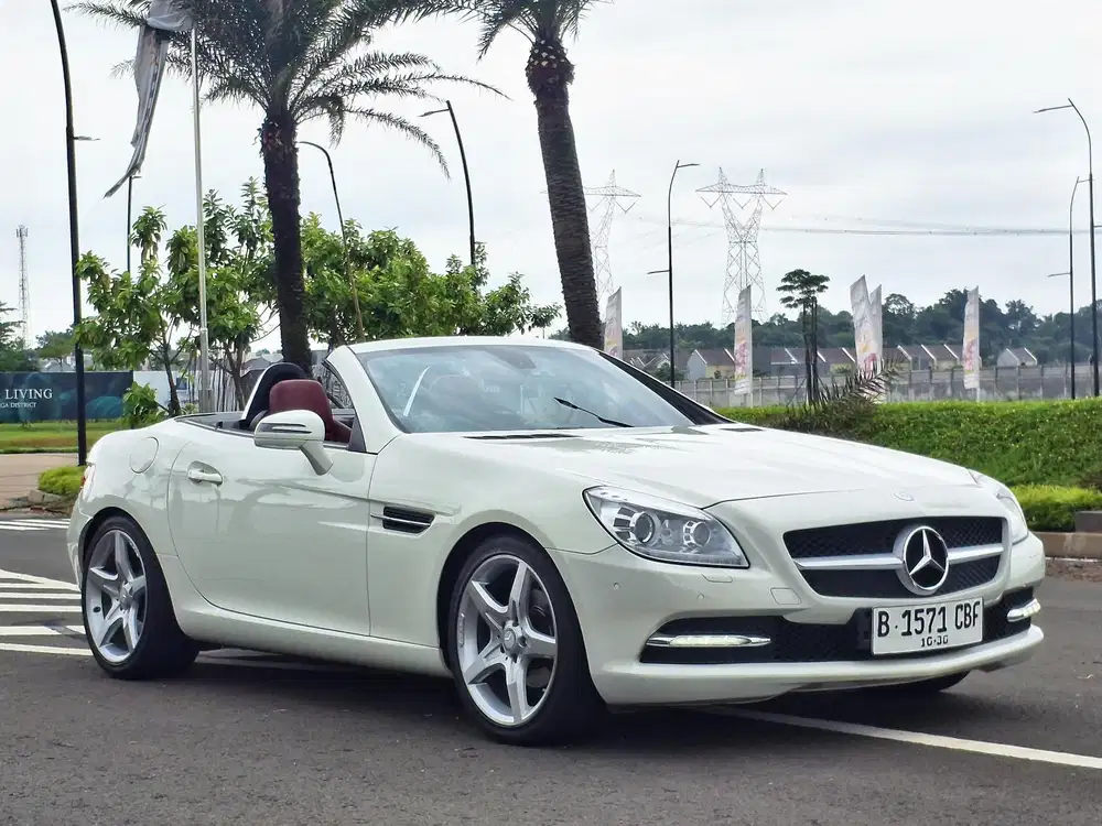 Mercedes Benz SLK200 Panoramic 2012 
Warna putih
Km 33rb / Miles 21 Rb