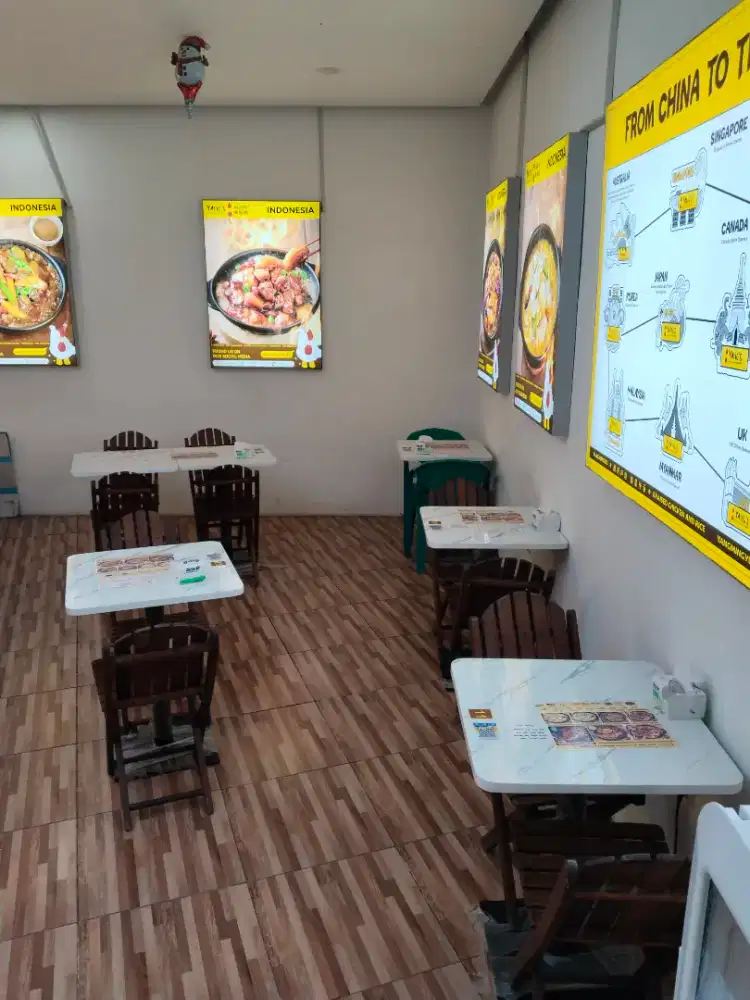 Dijual 6 meja putih cocok untuk cafe dan restoran