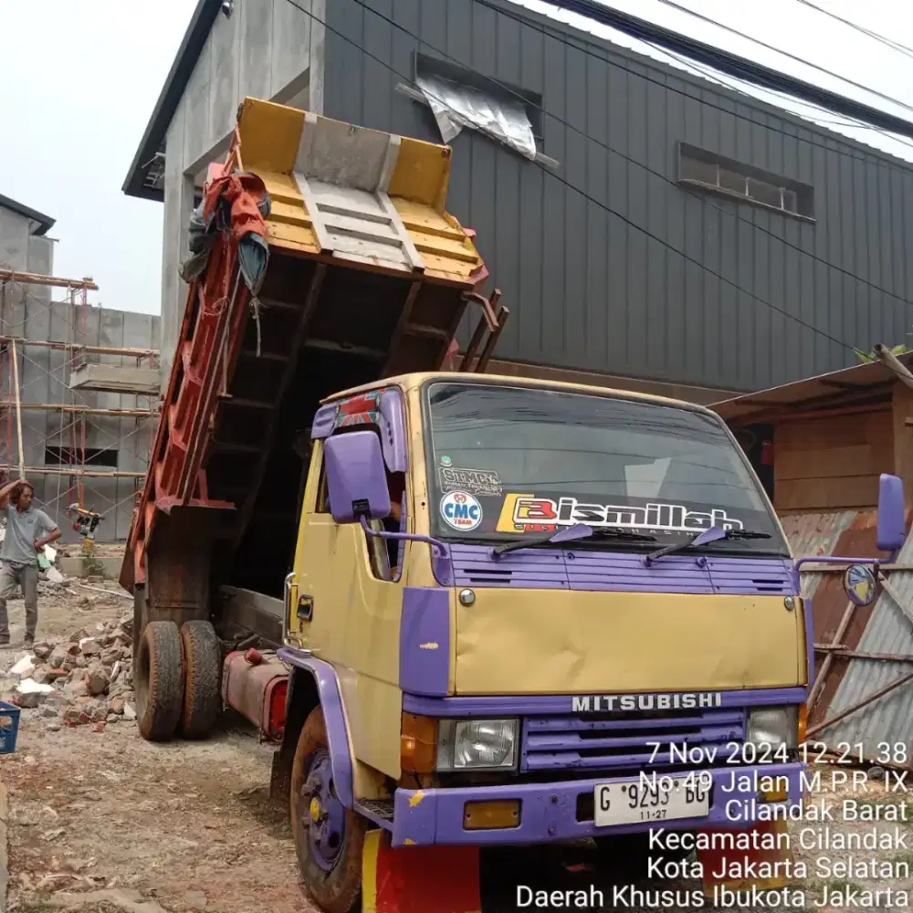 Urug tanah merah buang puing urugan tanah campur