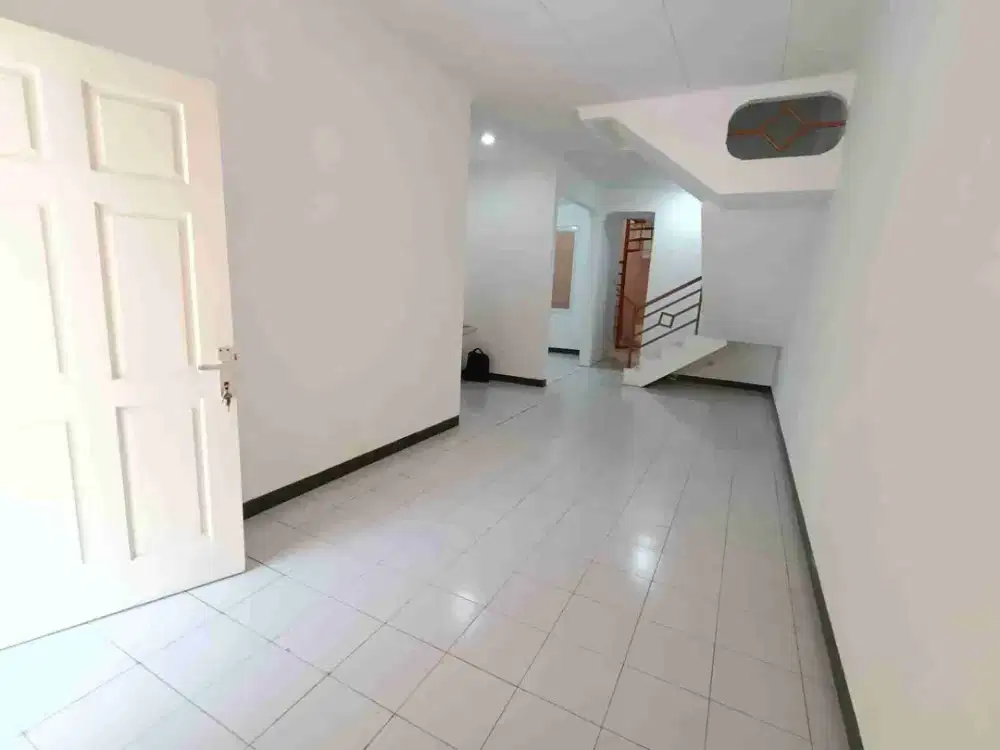 Rumah 2 lantai rapih siap pakai row jalan 3 mobil disewakan lokasi favorit dan nyaman Sunter Jakarta Utara