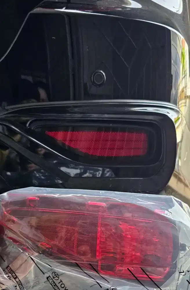 Reflektor Fortuner Vrz bemper belakang Original Toyota Baru