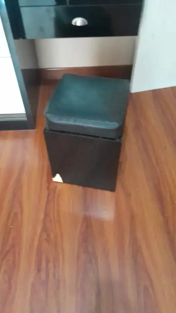 Lemari pakaian dan meja rias