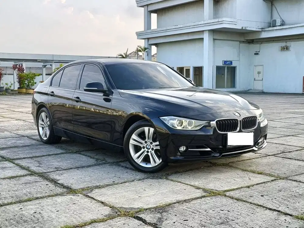 (TDP 30 JT) LOW KM 83 RB ! BMW 320i SPORT ( N 20 ) HITAM 2014 !