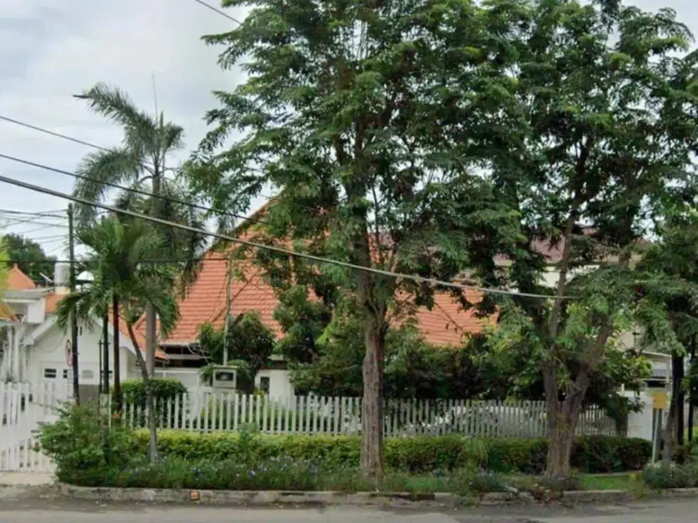Rumah Pusat Kota *WR SUPRATMAN* Dekat dengan sekolah Petra *Bukan cagar budaya*