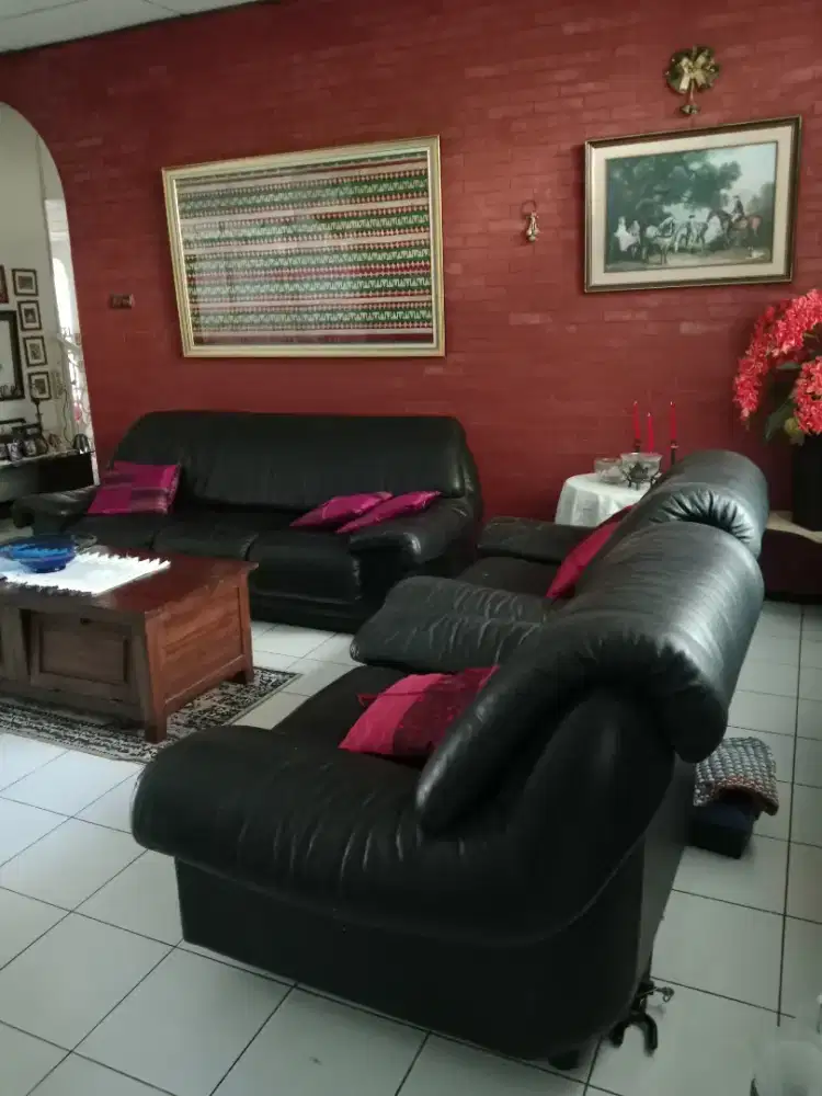 1 set sofa kulit hitam