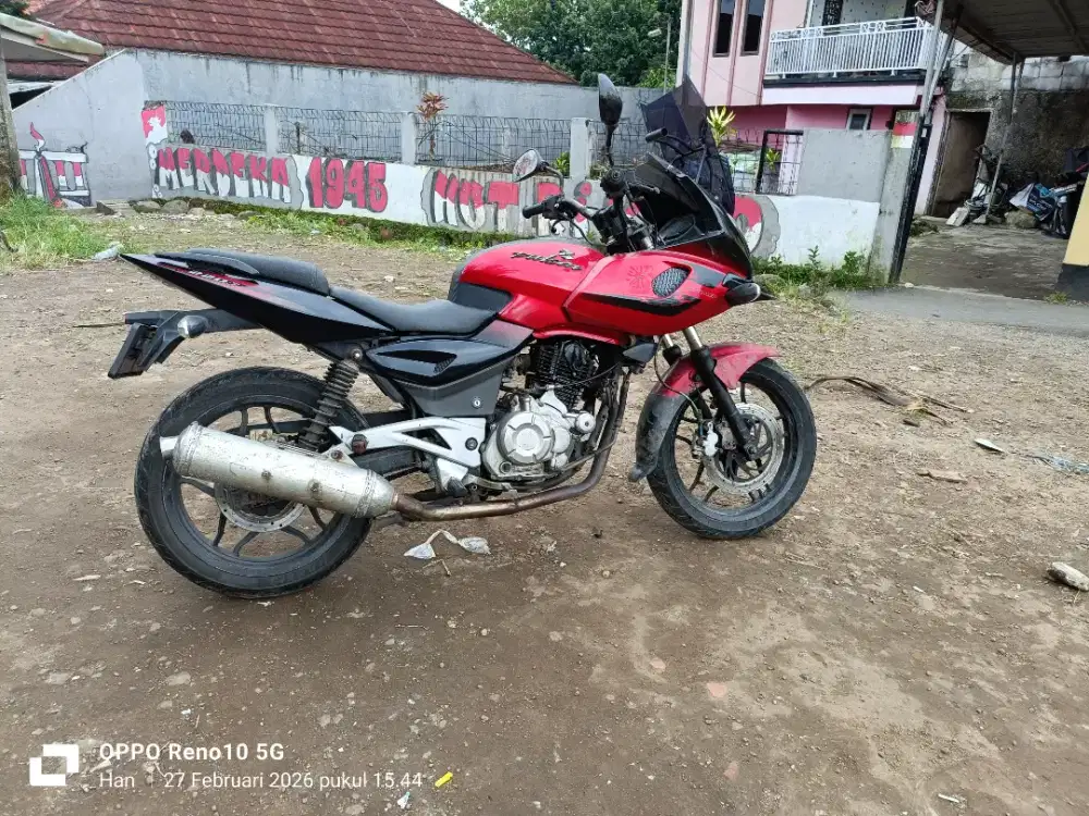 Bajaj Pulsar p220