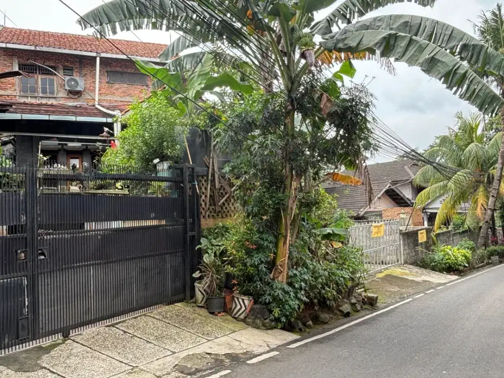 Rumah Posisi Lebih Tinggi dari Jalan di Cijantung Jakarta Timur
