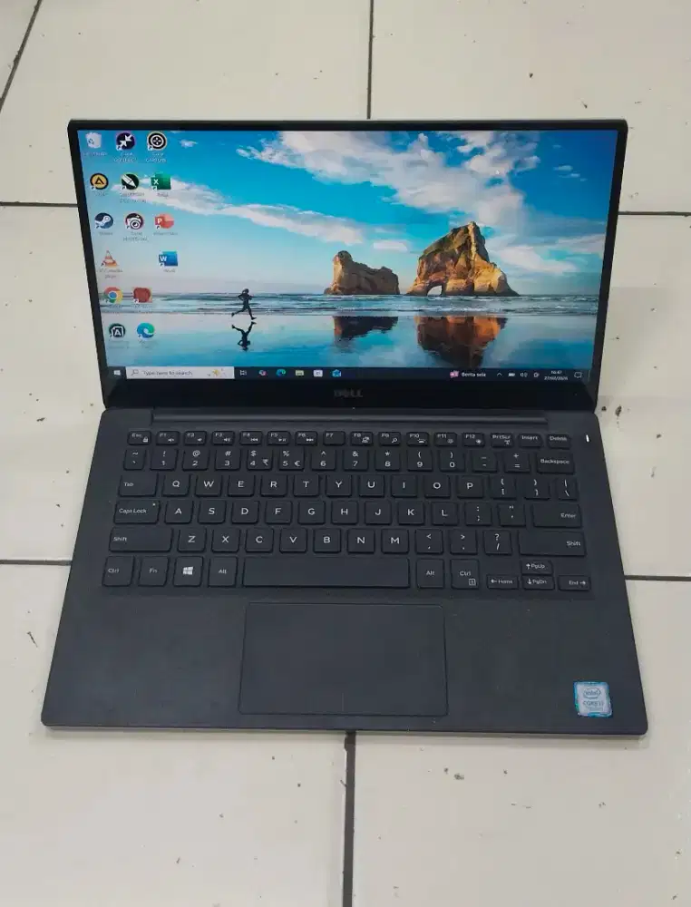 Dell XPS 13 9360 Core i7-7500/Ram 8gb/SSD 256gb/Layar 13 TOUCHSCREEN