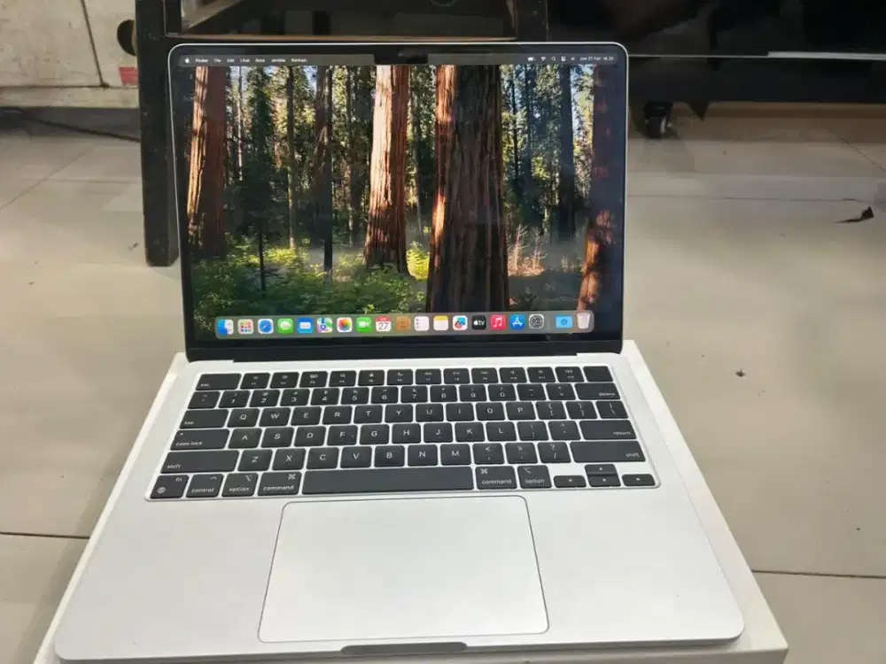 Macbook Air M3 8/512gb iBox Fullset Mulus. CC 67.