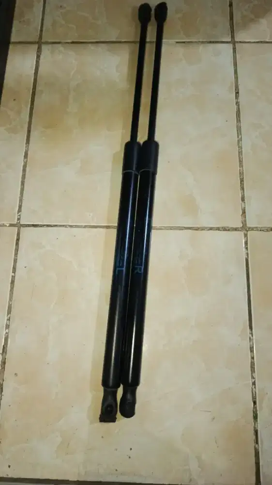 Shock bagasi belakang Honda