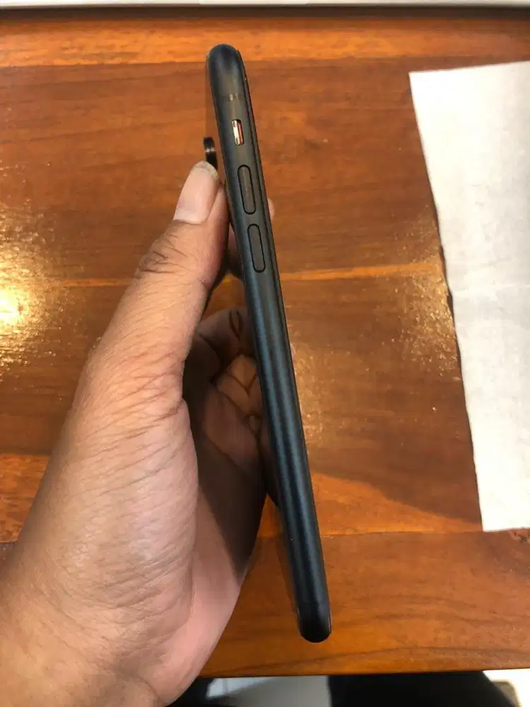 Iphone XR 64GB HITAM REGISTER/SINYAL PERMANEN