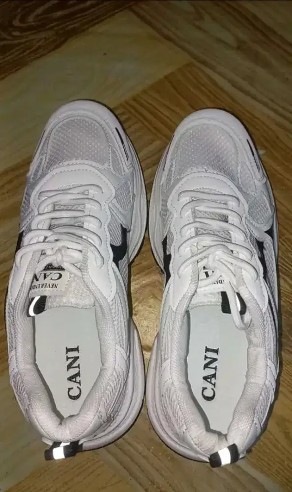 Sepatu Sneaker Pria/Wanita, Baru Gratis